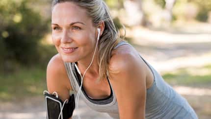 Eine ältere Frau beim Joggen