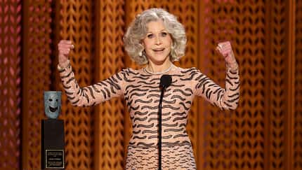 Jane Fonda lächelt in die Kamera auf den Annual Screen Actors Guild Awards in Los Angeles