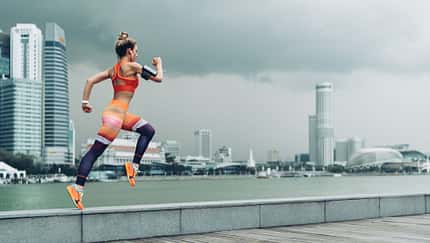 Sportlerin springt vor Skyline