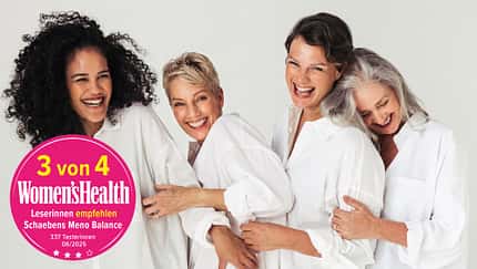 Vier Frauen im Alter der Wechseljahre lachen und sind glücklich