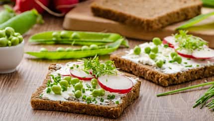 Vollkornbrot mit Radisschen und Erbsen