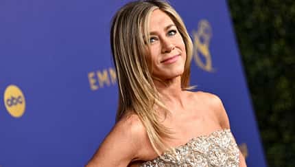 Jennifer Aniston, wie sie in die Kamera lächelt auf den 76. Primetime Emmy Awards 