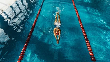 Eine Frau schwimmt im Schwimmbecken