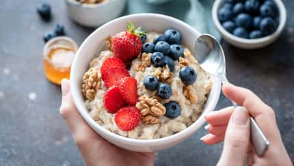 Eine Frau hält eine gesunde Schale mit Porridge