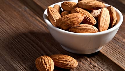 1 Portion Mandeln (40 Gramm) enthalten satte 10,4 Milligramm Vitamin E und decken damit Ihren gesamten Tagesbedarfs an Vitamin E
