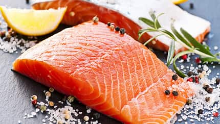 1 Portion Lachs (150 Gramm) enthält 3,3 Milligramm Vitamin E und deckt damit ein Drittel Ihres Tagesbedarfs
