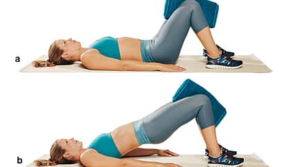 Trainingsplan flacher Bauch: Hüftheben mit Handtuch