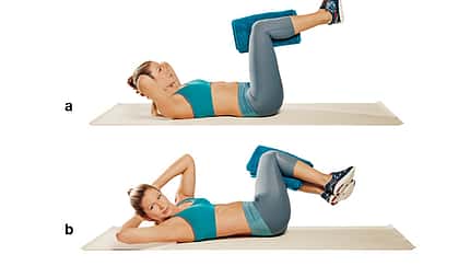 Trainingsplan flacher Bauch: Gedrehte Crunches