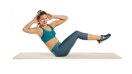 Trainingsplan flacher Bauch: Tiefes Rumpfdrehen mit angehobenen Beinen im Sitzen