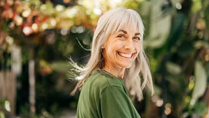 Eine ältere Dame lächelt in die Kamera 