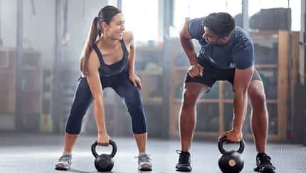 Eine Frau und ein Mann beim Krafttraining