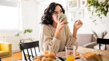 Eine Frau beim Frühstücken