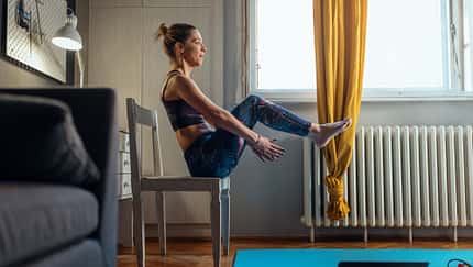 Eine Frau trainiert ihre Bauchmuskeln Eine Frau trainiert ihre Bauchmuskeln