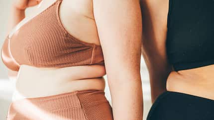 Zwei kurvige Frauen in Sportkleidung