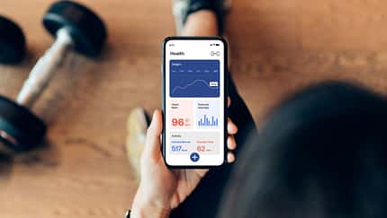 Sicht auf ein Smartphone mit einem digitalen Check-Up