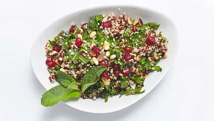 Bunter Quinoa-Salat mit Granatapfel Bunter Quinoa-Salat mit Granatapfel