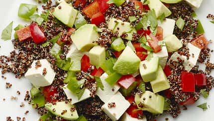 Pikanter Tofu mit Quinoa-Avocado-Salat