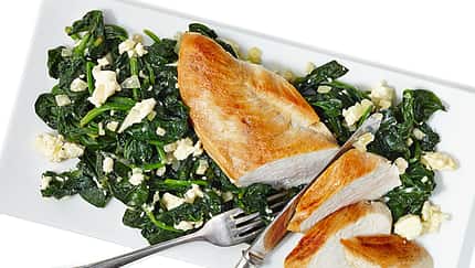 Hähnchenbrust auf Feta-Spinat-Bett