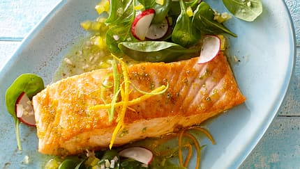 Zitrus-Lachs auf Spinatsalat mit Ingwer
