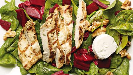 Rote-Bete-Spinat-Salat mit Ziegenkäse und Walnüssen 