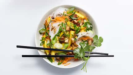 Glasnudel-Salat mit Räuchertofu