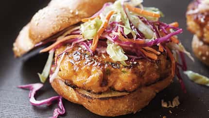 Asiatischer Lachs-Burger in Teriyaki-Marinade