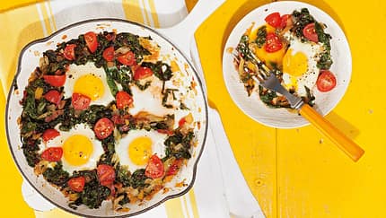 Mangold-Pfanne mit Ei, Zwiebeln und Tomaten