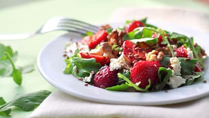 Rucola mit Erdbeeren und Ziegenkäse Rucola mit Erdbeeren und Ziegenkäse