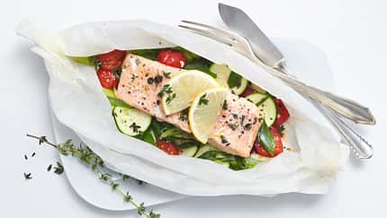 Ofen-Lachs auf Gemüsebett