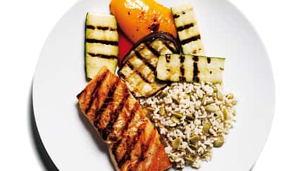 Gegrillter Lachs mit Reis und Gemüse