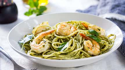 Nudeln mit Gambas in Basilikum-Sahne-Sauce