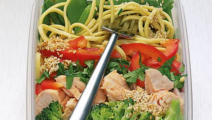 Lachs-Eiernudel-Salat