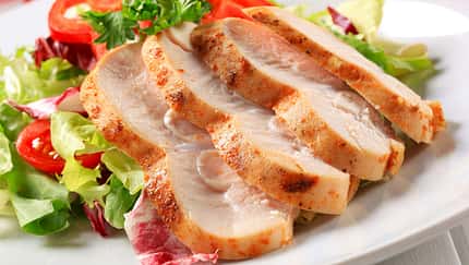 Low Carb-Salat mit Putenbrust an Honig-Senf-Dressing