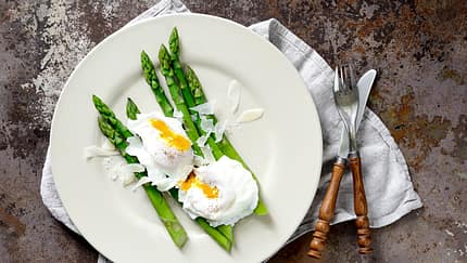 Pochiertes Ei auf grünem Spargel