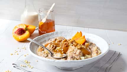 Overnight-Oats mit Pfirsich-Nuss-Topping