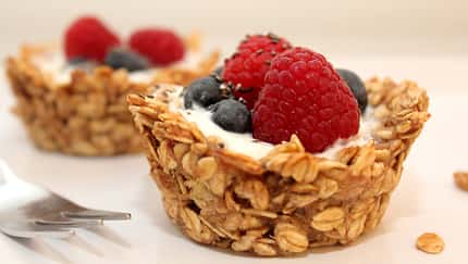 Joghurt-Haferflocken-Cups mit Beeren-Topping