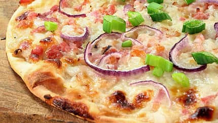 Flammkuchen mit herzhaftem Speck, Lauch und Ricotta