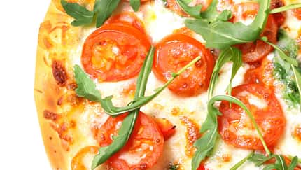 Flammkuchen mit Tomaten, Schafskäse und Rucola