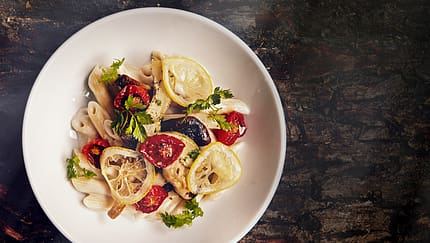 Penne mit Cashew-Béchamel und Tomatenconfit
