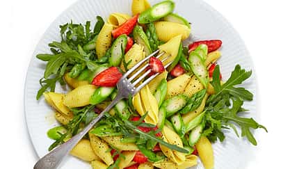 Nudelsalat mit Erdbeeren und Spargel