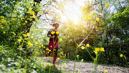 Junge Frau joggt durch den Wald