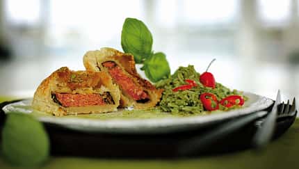 Matcha-Reis mit veganem Lachsfilet im Blätterteig