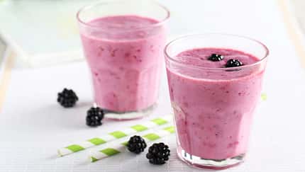 Brombeer-Proteinshake mit Haferflocken