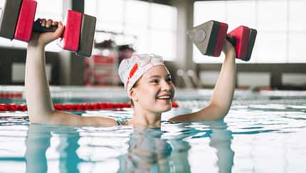 Wassersport im Frühling: Warum SUP und Schwimmen Frauen besonders gut tun
