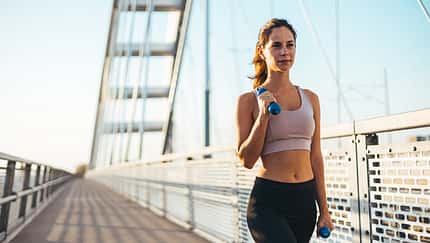 Spazieren mit Handgelenk-Gewichte 