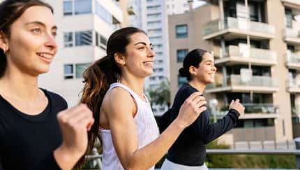 Junge Frauen beim Joggen in der Stadt Junge Frauen beim Joggen in der Stadt