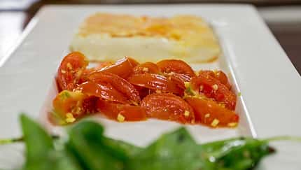 Schafskäse im Reisblatt mit Tomaten-Ingwer-Salsa