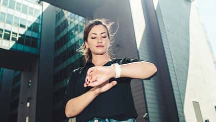 Eine Frau schaut auf ihre Smartwatch