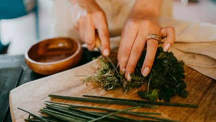 Kräuter statt Salz: Welche Würze dein Herz unterstütz statt zu schaden