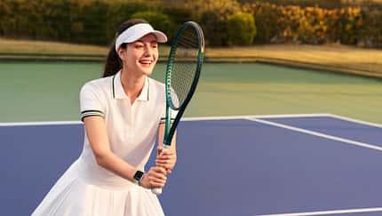 Frau spielt Tennis mit HUAWEI WATCH FIT 5 Pro am Handgelenk Frau spielt Tennis mit HUAWEI WATCH FIT 5 Pro am Handgelenk